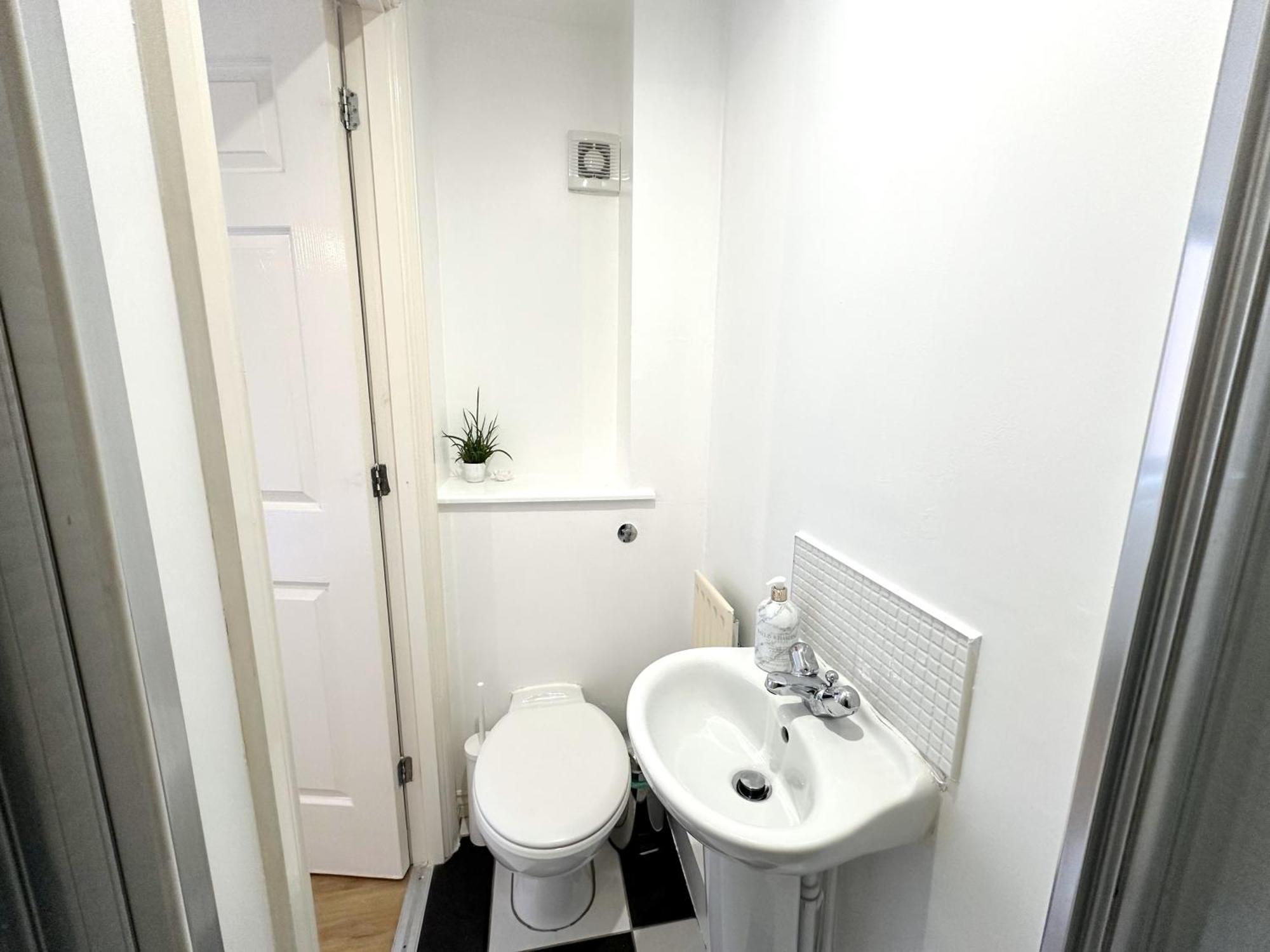 Private Room With En-Suite And Parking In Shared Flat Глазго Экстерьер фото